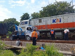 Truk yang Nangkring di Rel Usai Tertabrak-Terseret KA Dievakuasi