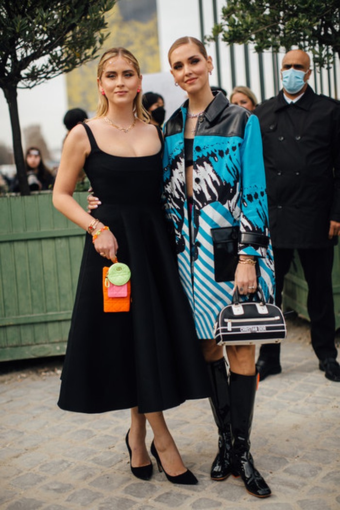 Valentina dan Chiara Ferragni memenuhi undangan show Dior PFW Fall Winter 2022. Menunjukkan gaya yang kontras, yakni Valentina yang elegan dalam little black dress, sedangkan Chiara lebih edgy memakai longcoat yang nyentrik. Foto: livingly.com/ImaxTree