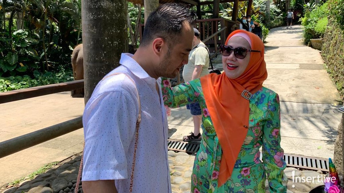 Venna Melinda dan Ferry Irawan telah sah menjadi suami istri&comma; mereka pun bulan madu di Bali dan ajak Vania jalan-jalan&period; Yuk&comma; intip&excl;