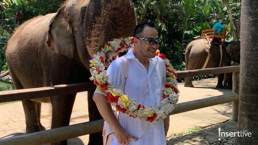 Venna Melinda dan Ferry Irawan telah sah menjadi suami istri&comma; mereka pun bulan madu di Bali dan ajak Vania jalan-jalan&period; Yuk&comma; intip&excl;