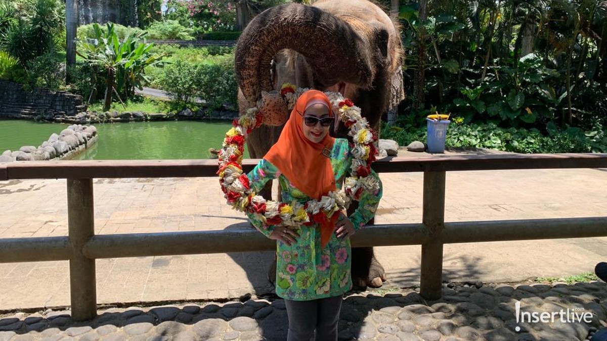 Venna Melinda dan Ferry Irawan telah sah menjadi suami istri&comma; mereka pun bulan madu di Bali dan ajak Vania jalan-jalan&period; Yuk&comma; intip&excl;