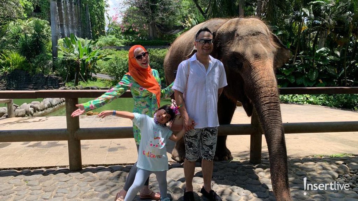 Venna Melinda dan Ferry Irawan telah sah menjadi suami istri&comma; mereka pun bulan madu di Bali dan ajak Vania jalan-jalan&period; Yuk&comma; intip&excl;