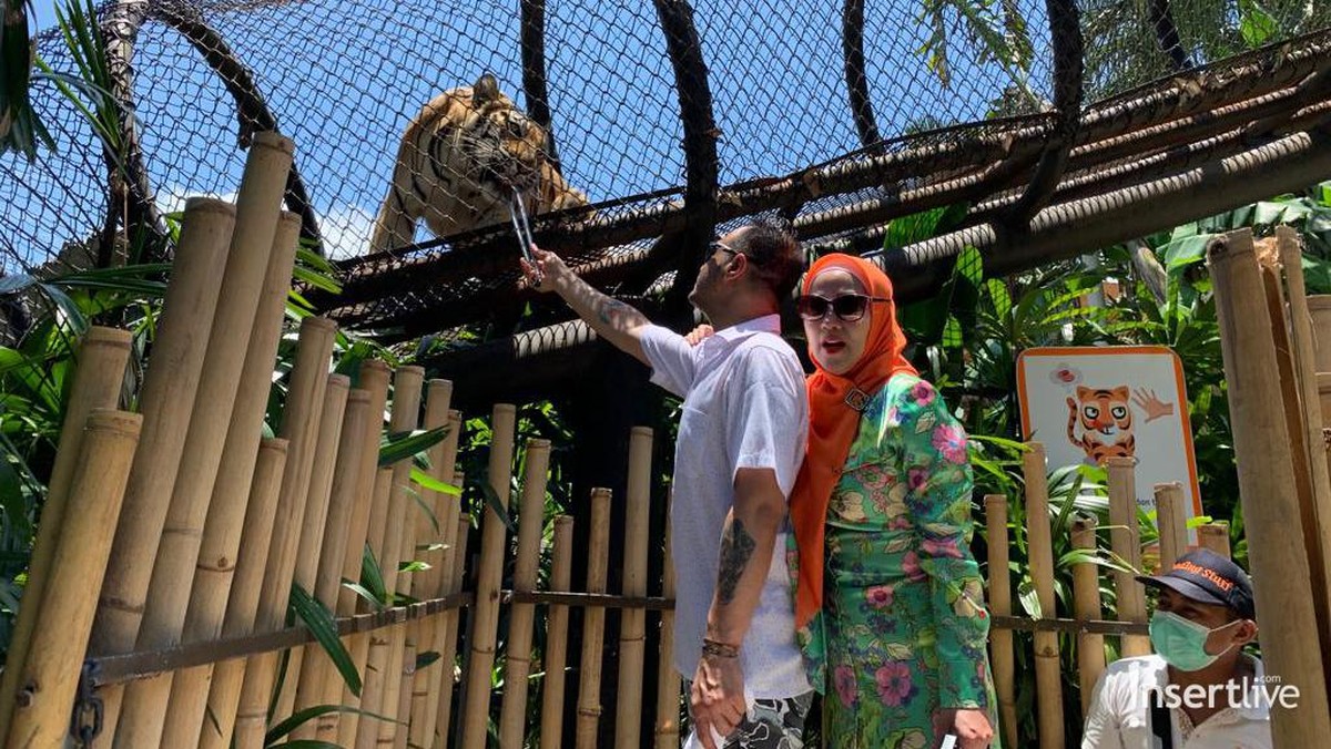 Venna Melinda dan Ferry Irawan telah sah menjadi suami istri&comma; mereka pun bulan madu di Bali dan ajak Vania jalan-jalan&period; Yuk&comma; intip&excl;