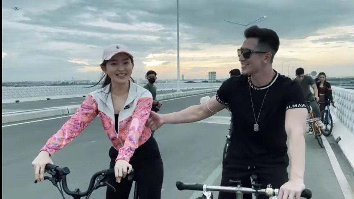Verrel Bramasta dan Natasha Wilona kembali jadi sorotan usai pamer kemesraan saat sepedaan bareng&period; Yuk&comma; intip potretnya&excl;