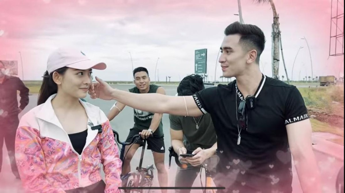 Verrel Bramasta dan Natasha Wilona kembali jadi sorotan usai pamer kemesraan saat sepedaan bareng&period; Yuk&comma; intip potretnya&excl;