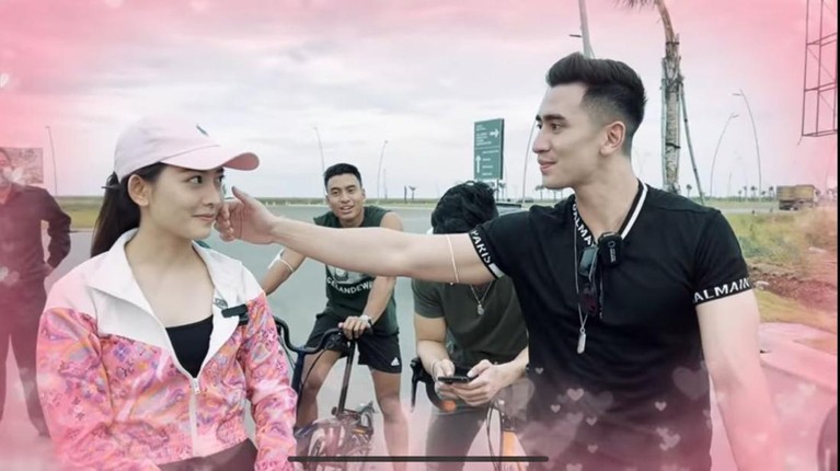 Verrel Bramasta dan Natasha Wilona kembali jadi sorotan usai pamer kemesraan saat sepedaan bareng. Yuk, intip potretnya!