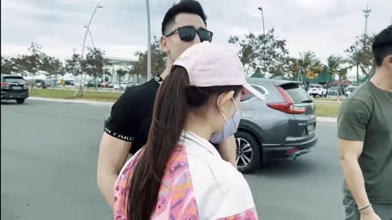 Verrel Bramasta dan Natasha Wilona kembali jadi sorotan usai pamer kemesraan saat sepedaan bareng. Yuk, intip potretnya!