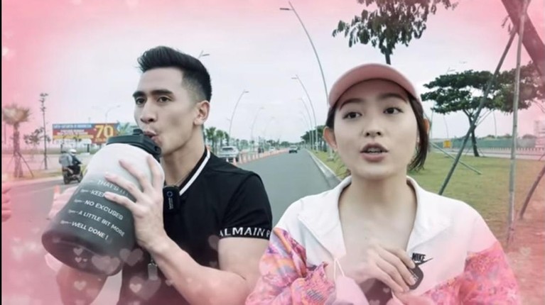 Verrel Bramasta dan Natasha Wilona kembali jadi sorotan usai pamer kemesraan saat sepedaan bareng. Yuk, intip potretnya!