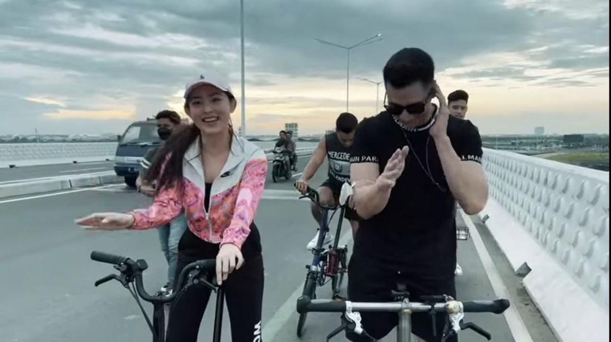 Verrel Bramasta dan Natasha Wilona kembali jadi sorotan usai pamer kemesraan saat sepedaan bareng&period; Yuk&comma; intip potretnya&excl;