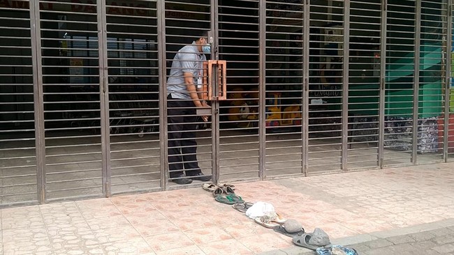 Ratusan warga di Pemalang, Jawa Tengah, mengantre menggunakan sandal untuk membeli minyak goreng yang saat ini langka dijual dengan harga murah.