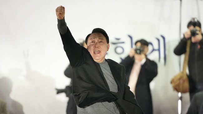 Dalam pilpres Korsel hari ini, dua capres bertarung, yaitu sosok yang disebut-sebut sebagai 'Bernie Sanders' dari Korea dan politikus yang dikenal anti-korupsi.