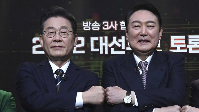 Dalam pilpres Korsel hari ini, dua capres bertarung, yaitu sosok yang disebut-sebut sebagai 'Bernie Sanders' dari Korea dan politikus yang dikenal anti-korupsi.