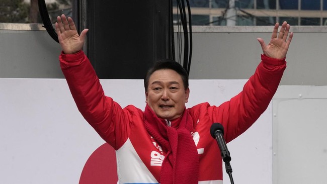 Yoon Suk-yeol menjadi presiden terpilih Korea Selatan (Korsel) yang akan menggantikan Moon Jae-in.