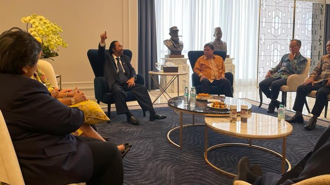 Ketum Golkar Airlangga Hartarto enggan berbicara banyak kepada media tentang tujuan kedatangannya ke kantor Nasdem. Kata Airlangga, hanya silaturahmi.