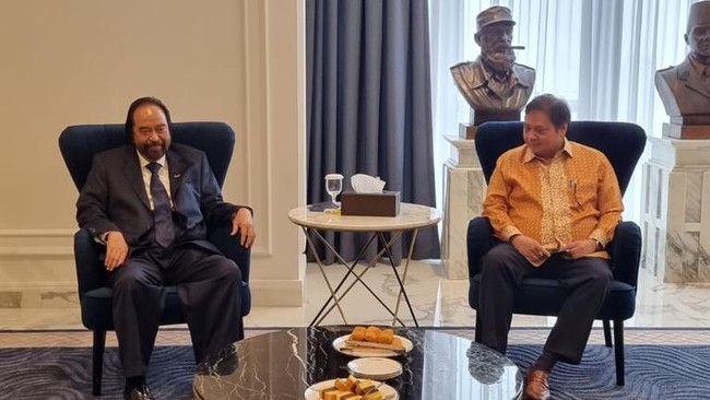 Ketua Umum Partai Golkar Airlangga Hartarto menyinggung duet Airin Rachmi-Ahmad Sahroni saat berkunjung ke kantor DPP NasDem.