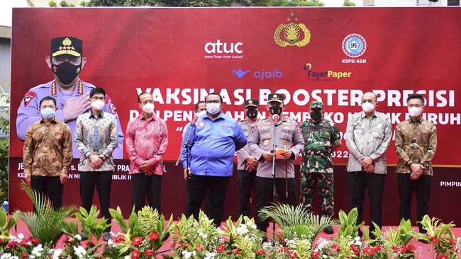 Ajaib bersama Kapolri Jenderal Listyo Sigit Prabowo menggelar Vaksinasi Booster Presisi dan penyaluran sembako.