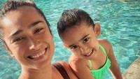 <p>Alex dan Carleteana memiliki hobi yang sama nih, Bunda. Bunda dan anak ini gemar berenang dan bermain golf, lho. (Foto: Instagram: @got_alex)</p>