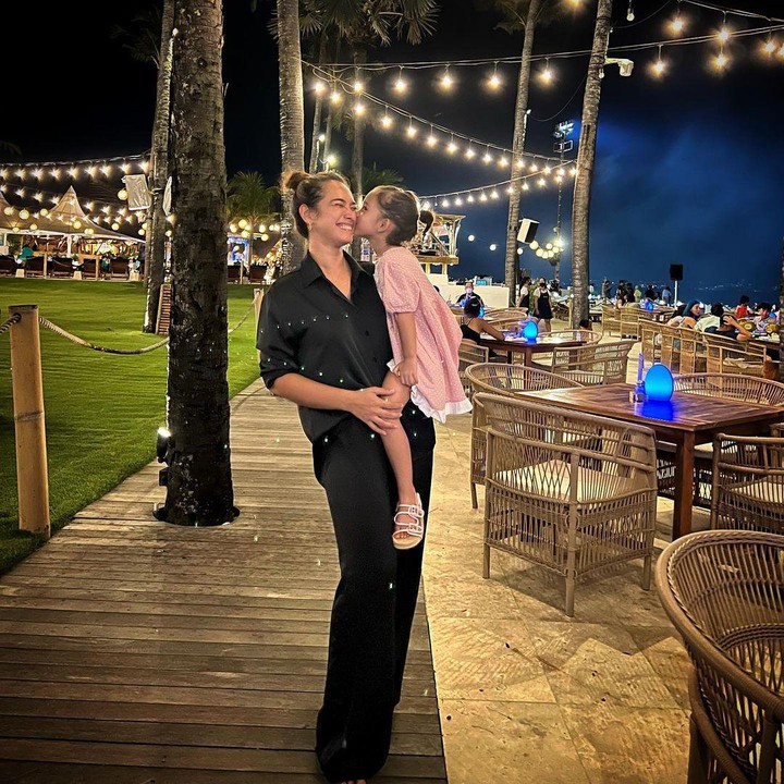 <p>Dari potret yang ia bagikan di media sosial, Alex terlihat sangat bahagia bersama sang anak. Keduanya bahkan kerap menghabiskan waktu bersama. (Foto: Instagram: @got_alex)</p>