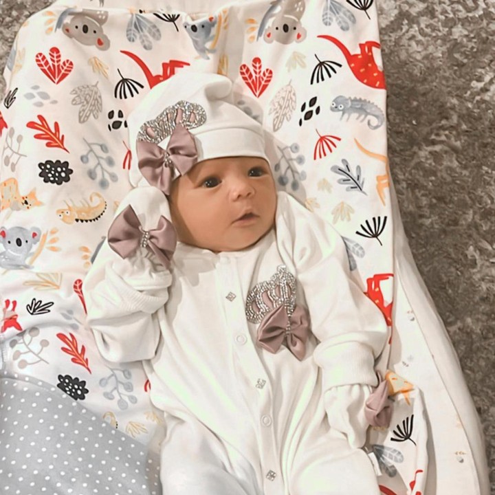 <p>Aurel tampaknya sangat suka mendadani sang buah hati nih. <em>Baby</em> Ameena kerap mengenalan pakaian cantik dengan berbeda motif, Bunda. (Foto: Instagram @attahalilintar)</p>