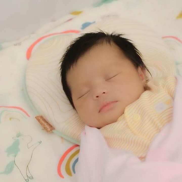 <p>Belum genap sebulan, wajah cantik baby Ameena banyak dipuji netizen. Kira-kira mirip Ayah Atta atau Bunda Aurel ya, Bunda? (Foto: Instagram @attahalilintar)</p>