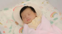 <p>Belum genap sebulan, wajah cantik baby Ameena banyak dipuji netizen. Kira-kira mirip Ayah Atta atau Bunda Aurel ya, Bunda? (Foto: Instagram @attahalilintar)</p>