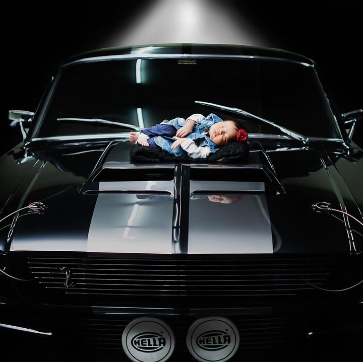 <p>Di potret lainnya, baby Ameena tampak berpose di atas mobil hitam. Banyak netizen mengaku gemas melihat pose Ameena yang sedang tertidur di atas mobil. (Foto: Instagram @attahalilintar)</p>