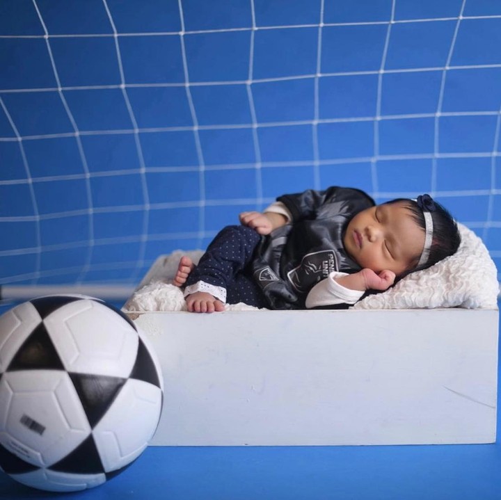 <p><em>Baby</em> Ameena terlihat menggemaskan saat berpose di depan gawang. Ia tampak sedang tertidur saat menjalani pemotretan di tema futsal ini. (Foto: Instagram @attahalilintar)</p>