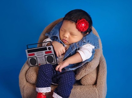 7 Potret Gemas Baby Ameena Photoshoot Jadi Penyanyi hingga Bergaya di Atas Mobil