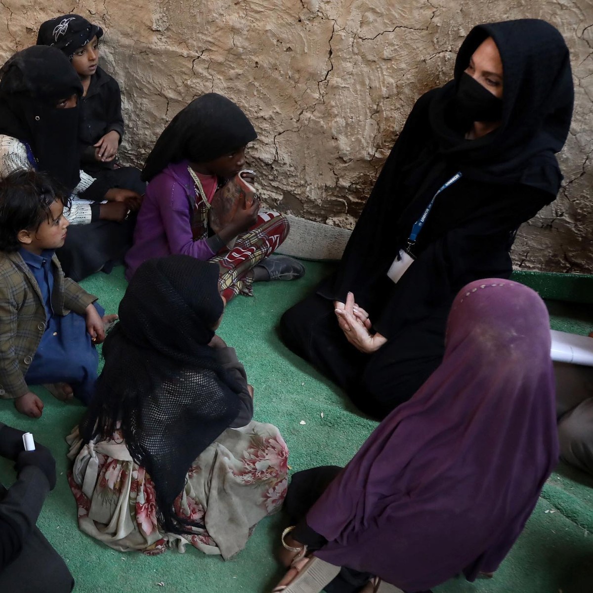 Angelina Jolie baru-baru ini mengunjungi Yaman untuk melihat dan membantu para pengungsi&comma; penampilannya pun jadi sorotan&period; Yuk&comma; intip&excl;