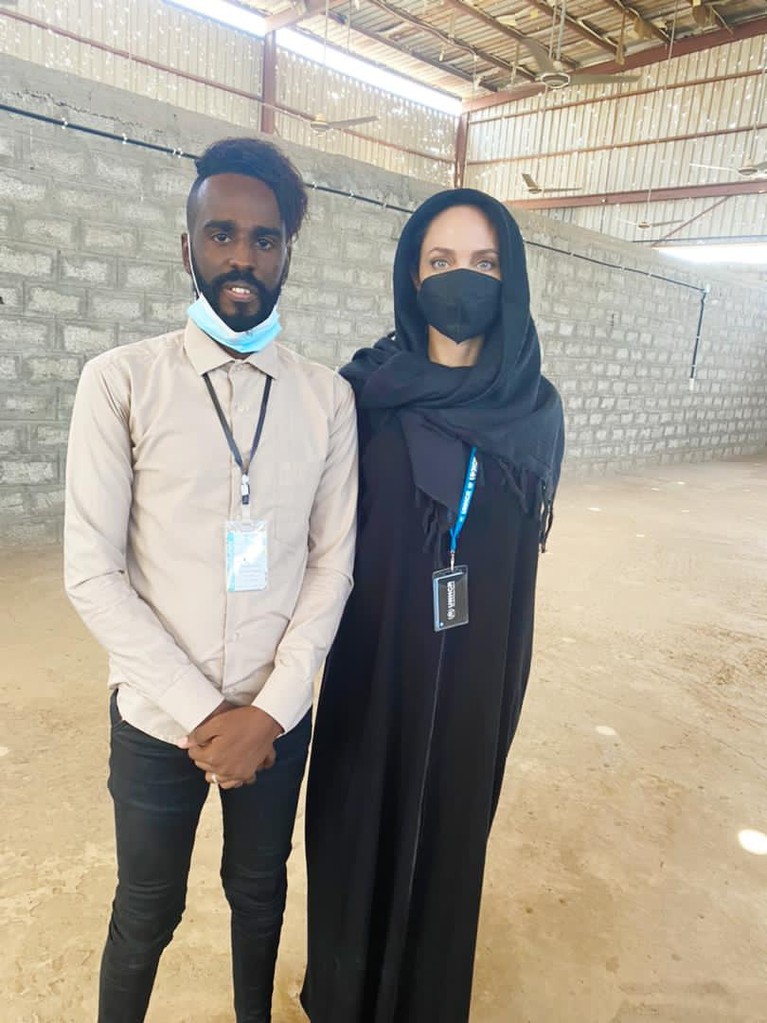 Angelina Jolie baru-baru ini mengunjungi Yaman untuk melihat dan membantu para pengungsi, penampilannya pun jadi sorotan. Yuk, intip!
