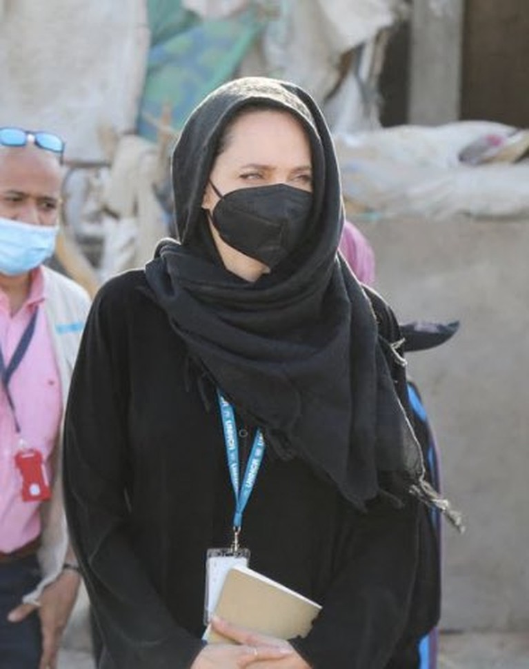 Angelina Jolie baru-baru ini mengunjungi Yaman untuk melihat dan membantu para pengungsi, penampilannya pun jadi sorotan. Yuk, intip!