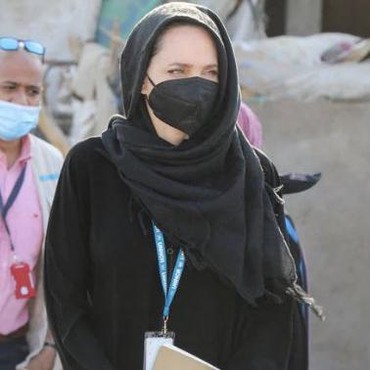 6 Potret Angelina Jolie Pakai Kerudung Kunjungi Pengungsi Yaman Tuai Pujian