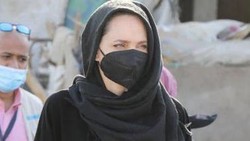 img-title 6 Potret Angelina Jolie Pakai Kerudung Kunjungi Pengungsi Yaman Tuai Pujian