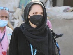 6 Potret Angelina Jolie Pakai Kerudung Kunjungi Pengungsi Yaman Tuai Pujian