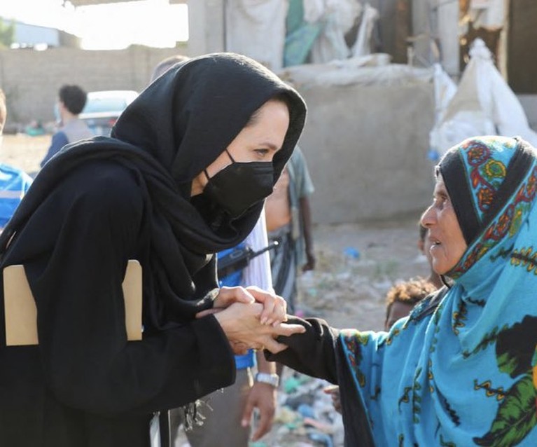 Angelina Jolie Angelina Jolie baru-baru ini mengunjungi Yaman untuk melihat dan membantu para pengungsi, penampilannya pun jadi sorotan. Yuk, intip!