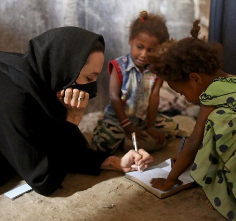 Angelina Jolie Angelina Jolie baru-baru ini mengunjungi Yaman untuk melihat dan membantu para pengungsi, penampilannya pun jadi sorotan. Yuk, intip!