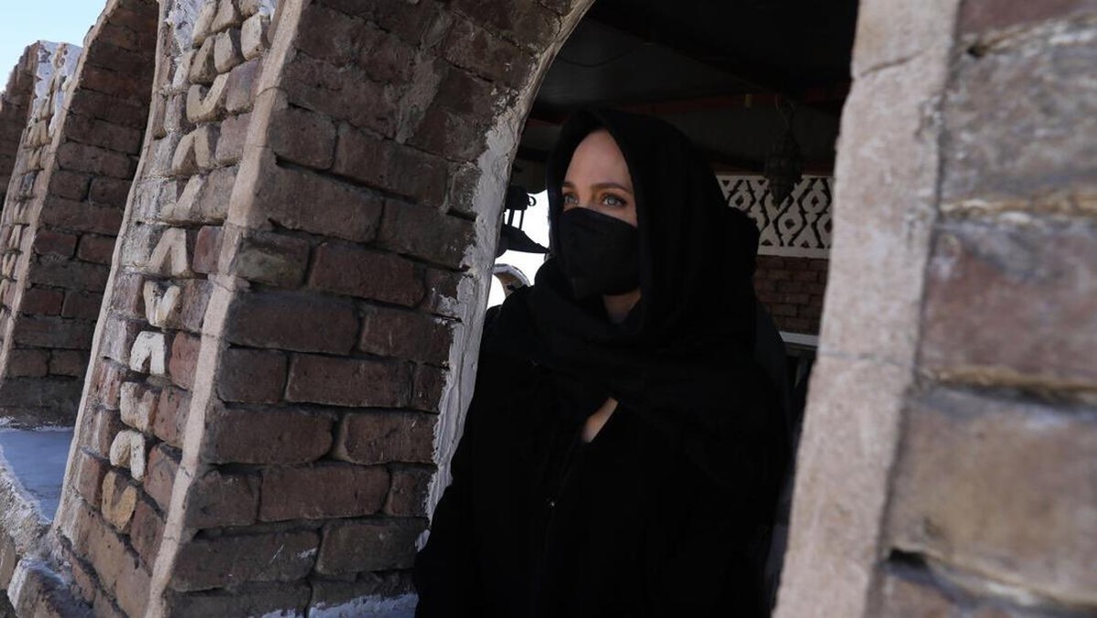 Angelina Jolie baru-baru ini mengunjungi Yaman untuk melihat dan membantu para pengungsi&comma; penampilannya pun jadi sorotan&period; Yuk&comma; intip&excl;