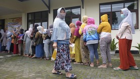 FOTO: Demi Minyak Goreng, Barisan Emak-emak hingga Celup Jari ke Tinta