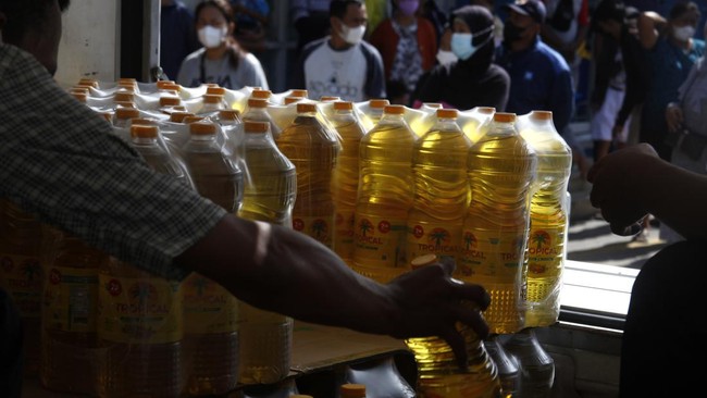 Ekonom menilai berat menurunkan harga minyak goreng ke Rp14 ribu per liter dengan larangan ekspor yang akan berlaku mulai besok.