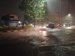 Diguyur Hujan, Sejumlah Jalan di Medan Sumut Terendam Banjir