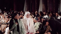 <p>Pasangan ini hadir menyaksikan pertunjukan <em>crazy rich</em> Malang. Dinda bahkan ikut mendampingi Shandy Purnamasari ke <em>runway,</em> Bunda. (Foto: Instagram @rey_mbayang)</p>