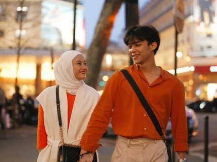 7 Potret Romantis Dinda Hauw dan Rey Mbayang Hadiri GEKRAFS Fashion Show di Paris