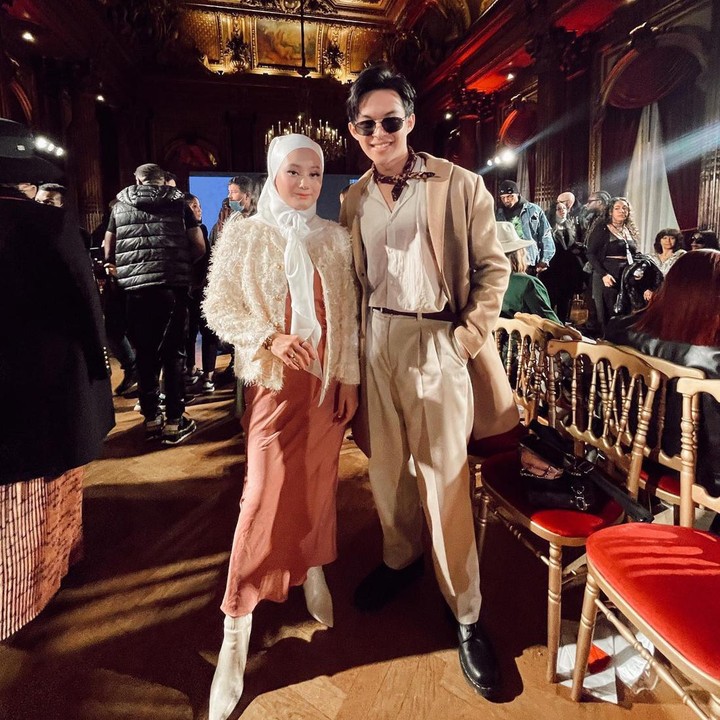 <p>Dinda Hauw dan Rey Mbayang tak lupa mengunjungi salah satu acara GEKRAFS <em>fashion show</em> yang ada di Paris. (Foto: Instagram @rey_mbayang)</p>