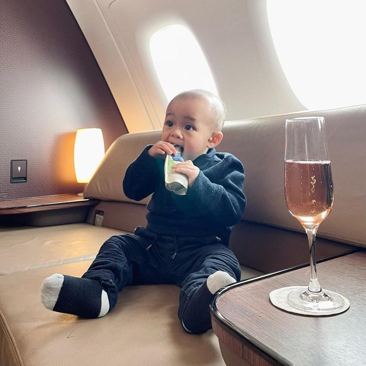 <p>Beberapa hari sebelumnya, Dinda dan Rey melakukan perjalanan dengan menaiki pesawat. Mereka turut serta membawa sang putra, Arshakalif. (Foto: Instagram @dindahw)</p>