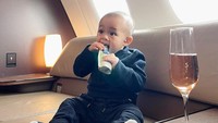 <p>Beberapa hari sebelumnya, Dinda dan Rey melakukan perjalanan dengan menaiki pesawat. Mereka turut serta membawa sang putra, Arshakalif. (Foto: Instagram @dindahw)</p>