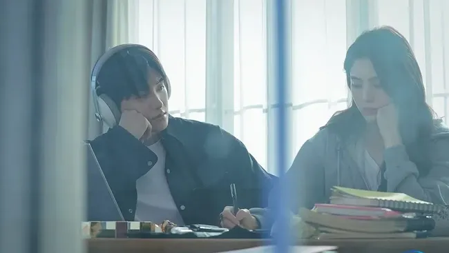 Karakter Park Hyung-sik jatuh cinta pada Han So-hee dalam Soundtrack #1, drama Korea terbaru mereka. Drama Soundtrack #1 tayang 23 Maret. 