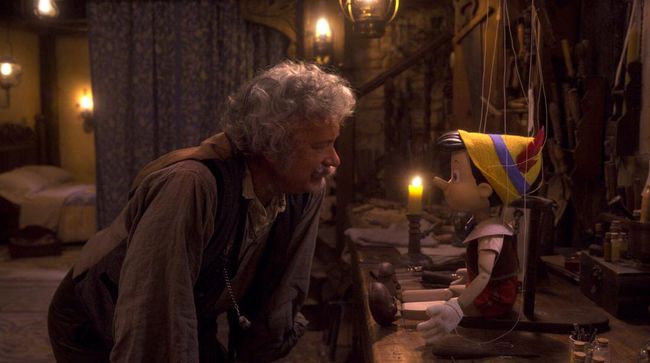 Tampilan Tom Hanks bertransformasi jadi Geppetto dalam film Pinocchio yang bakal tayang September 2022.