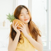 Bye Kulit Kusam! 3 Exfoliating Serum Ini Punya Kandungan Nanas yang Bikin Kulit Glowing