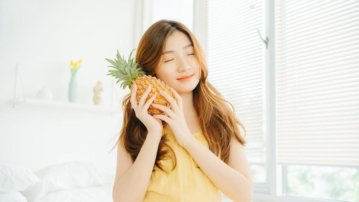 Bye Kulit Kusam! 3 Exfoliating Serum Ini Punya Kandungan Nanas yang Bikin Kulit Glowing