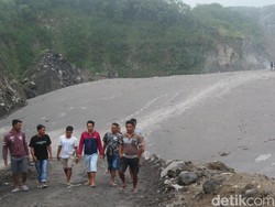 Nekat! Sekumpulan Pemuda Bermain Material Vulkanik Usai Erupsi Merapi